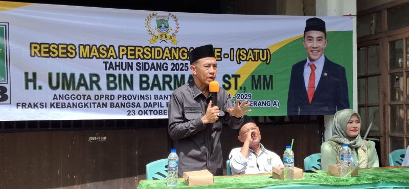 Anggota DPRD Provinsi Banten, Fraksi PKB, H. Umar Bin Barmawi, Memberikan keterangan kepada pers, Kamis (23/10) Foto : (Dir/Dailyhits)