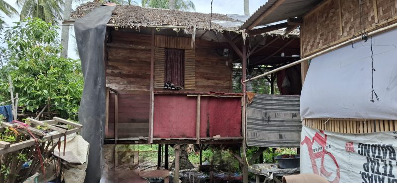 Fenomena Rumah Tidak layak Huni (RTLH) di  Kampung Warungselikur, Desa Sukamaju, Jumat, (24/10) Foto : (Dir/Dailyhits).