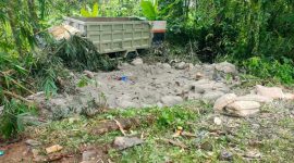 Truk bermuatan semen terguling di Pandeglang. (Istimewa)