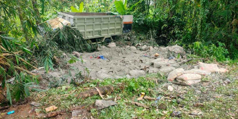 Truk bermuatan semen terguling di Pandeglang. (Istimewa)