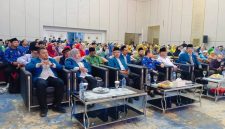 Ketua PGMI Banten Deden M Fatih (pojok kiri) saat menghadiri acara Seminar nasional dan dialog interaktif bersama Kemenag RI. (Istimewa)