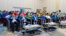 Ketua PGMI Banten Deden M Fatih (pojok kiri) saat menghadiri acara Seminar nasional dan dialog interaktif bersama Kemenag RI. (Istimewa)