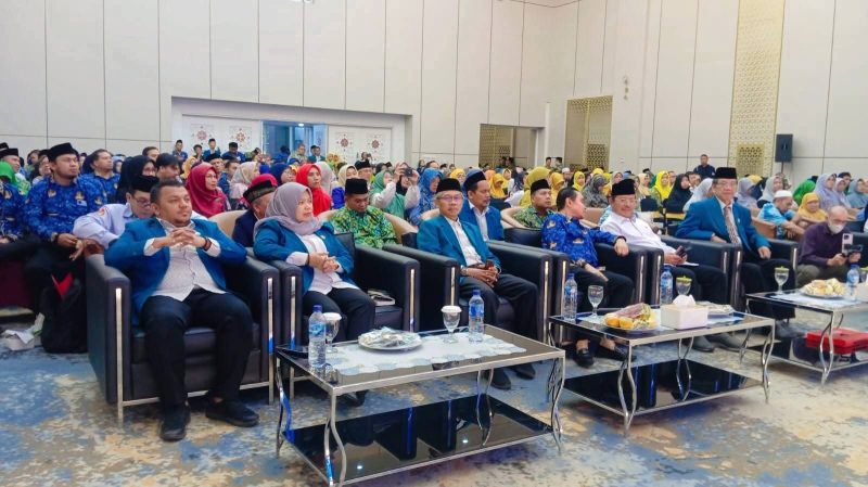 Ketua PGMI Banten Deden M Fatih (pojok kiri) saat menghadiri acara Seminar nasional dan dialog interaktif bersama Kemenag RI. (Istimewa)