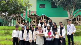 kelompok mahasiswa Fakultas Tarbiyah dan Keguruan (FTK) UIN SMH Banten, luncurkam program wirausaha Tanam Madu bersama MAN 2 Serang, foto : fit/Dailyhits.

