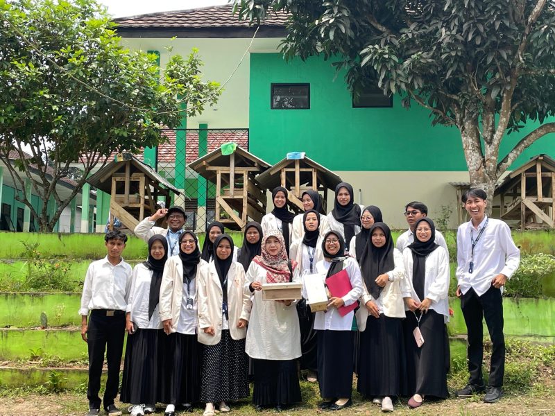 kelompok mahasiswa Fakultas Tarbiyah dan Keguruan (FTK) UIN SMH Banten, luncurkam program wirausaha Tanam Madu bersama MAN 2 Serang, foto : fit/Dailyhits.


