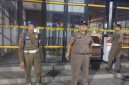 Petugas Satpol PP saat melakukan penyegelan gerai mie Gacoan di Ciruas, Kabupaten Serang. (Istimewa)
