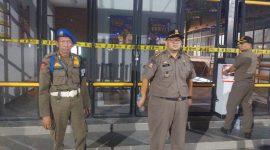Petugas Satpol PP saat melakukan penyegelan gerai mie Gacoan di Ciruas, Kabupaten Serang. (Istimewa)