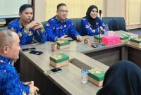 Plt sekertaris DPRD Kota Serang, Tri Ningsih bersama ASN, melakukan Rapat ulas uu 20/2023, Rabu, (1/10/) Foto : Dailyhits