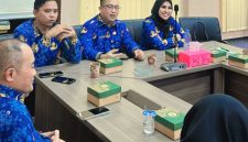 Plt sekertaris DPRD Kota Serang, Tri Ningsih bersama ASN, melakukan Rapat ulas uu 20/2023, Rabu, (1/10/) Foto : Dailyhits