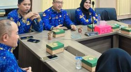 Plt sekertaris DPRD Kota Serang, Tri Ningsih bersama ASN, melakukan Rapat ulas uu 20/2023, Rabu, (1/10/) Foto : Dailyhits