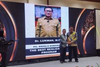 Plt Kepala Dindikbud Banten saat menerima penghargaan Ajang Achievment Tangerangpos Award 2025, Foto: Ist/Dailyhits.
