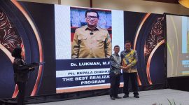 Plt Kepala Dindikbud Banten saat menerima penghargaan Ajang Achievment Tangerangpos Award 2025, Foto: Ist/Dailyhits.