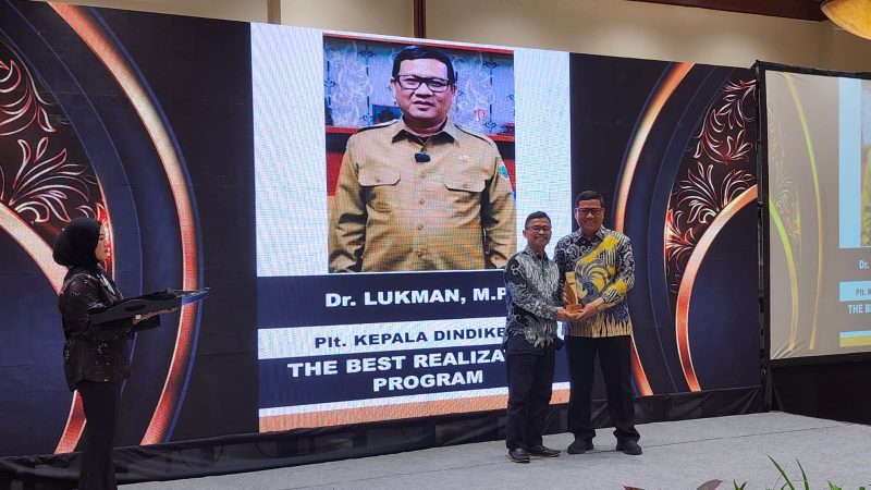 Plt Kepala Dindikbud Banten saat menerima penghargaan Ajang Achievment Tangerangpos Award 2025, Foto: Ist/Dailyhits.