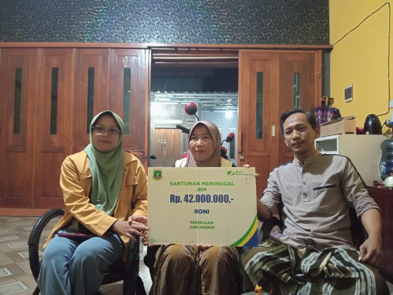 Ahli waris menerima Santunan meninggal 42 juta dati BPJS ketenagakerjaan, foto : (ist/Dailyhits)