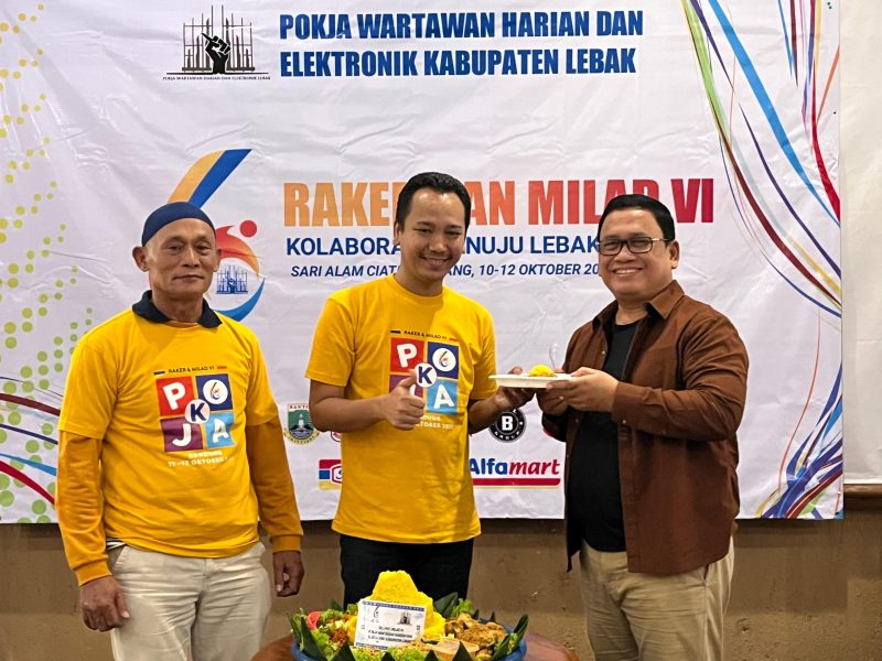 Wakil Bupati Lebak, Amir Hamzah (kanan) saat menghadiri Milad dan Raker Pokja Wartawan Lebak. (Istimewa)