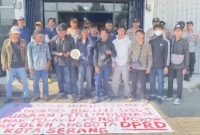 Puluhan mahasiswa Aksi Unjukrasa di depan Kantor  DPD NasDem kota Serang, Selasa (14/10) kemaen, Foto: (Ist/Dailyhits).