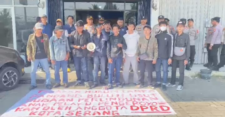 Puluhan mahasiswa Aksi Unjukrasa di depan Kantor  DPD NasDem kota Serang, Selasa (14/10) kemaen, Foto: (Ist/Dailyhits).