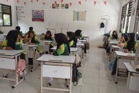 Pelajar SMAN 1 Cimarga saat kembali bersekolah. (Istimewa)