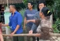 Emak-emak di Kragilan terlibat cekcok saat mencoba menghadang truk Tanah. (FOTO Tangkap Layar video)