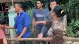 Emak-emak di Kragilan terlibat cekcok saat mencoba menghadang truk Tanah. (FOTO Tangkap Layar video)