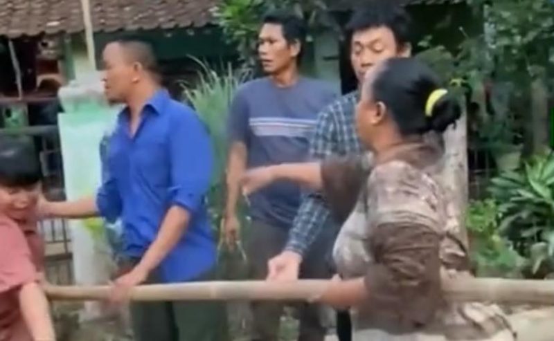Emak-emak di Kragilan terlibat cekcok saat mencoba menghadang truk Tanah. (FOTO Tangkap Layar video)
