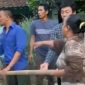 Emak-emak di Kragilan terlibat cekcok saat mencoba menghadang truk Tanah. (FOTO Tangkap Layar video)