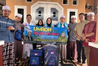 Wildan Hidayatullah (kedua kanan) saat mendampingi Ustadz Lancip (syal biru) foto bersama dengan Dini Fitria dan rombongan usai menyerahkan perlengkapan umroh gratis. (Istimewa)