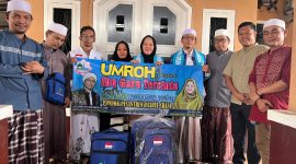 Wildan Hidayatullah (kedua kanan) saat mendampingi Ustadz Lancip (syal biru) foto bersama dengan Dini Fitria dan rombongan usai menyerahkan perlengkapan umroh gratis. (Istimewa)