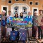Wildan Hidayatullah (kedua kanan) saat mendampingi Ustadz Lancip (syal biru) foto bersama dengan Dini Fitria dan rombongan usai menyerahkan perlengkapan umroh gratis. (Istimewa)