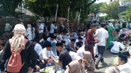 Ribuan Santri saat mengikuti makan nasi liwet bersama untuk memperingati Hari Santri Nasional 2025. (Istimewa)