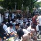 Ribuan Santri saat mengikuti makan nasi liwet bersama untuk memperingati Hari Santri Nasional 2025. (Istimewa)