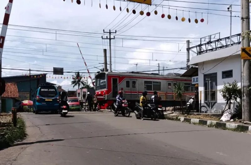 KRL Rangkasbitung - Tanah Abang anjlok. (FOTO Tangkap Layar warga)