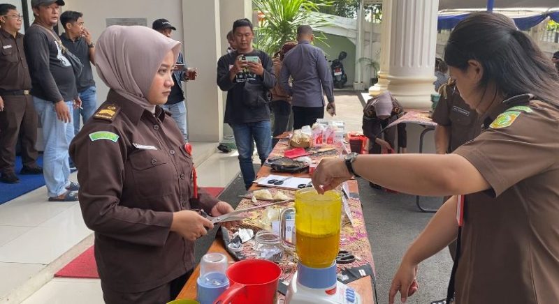 Kejaksaan Negeri Lebak saat memusnahkan barang bukti hasil kejahatan dari 57 perkara berkekuatan hukum. (Istimewa)