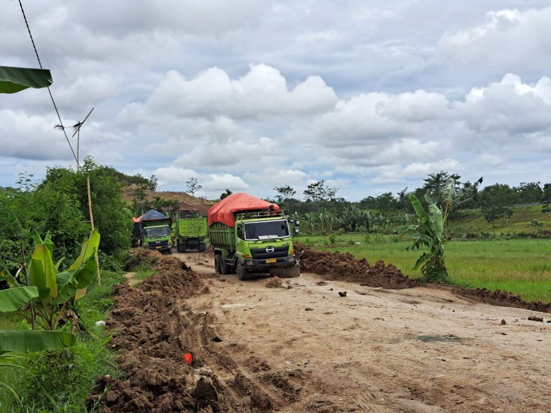 Galian tanah dekat tol Rangkasbitung bebas beroperasi. (Istimewa)