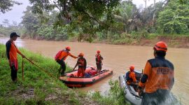Tim SAR gabungan saat melakukan pencarian dua bocah yang hilang di Sungai Ciliman. (Istimewa)
