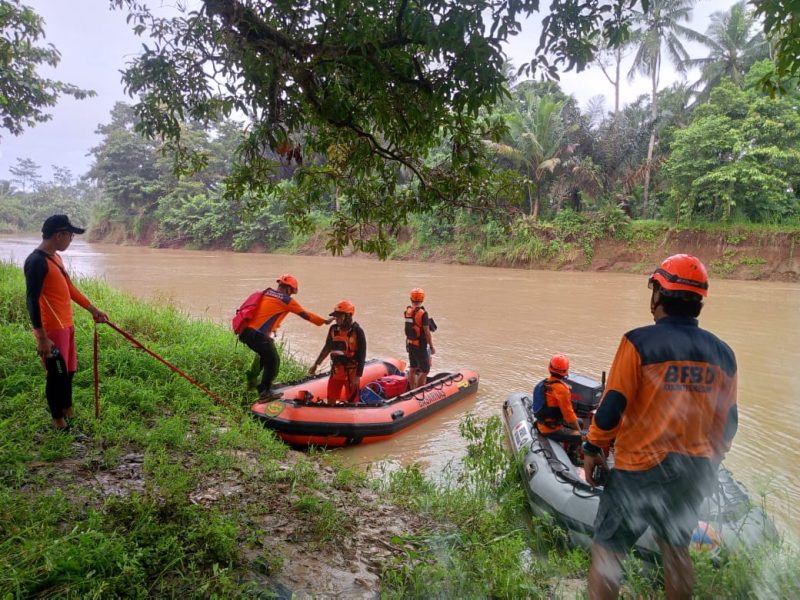 Tim SAR gabungan saat melakukan pencarian dua bocah yang hilang di Sungai Ciliman. (Istimewa)