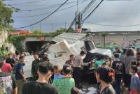 Kondisi truk tronton yang terjun bebas dari Tol Tangerang - Merak dan menimpa beberapa kendaraan yang berada di jalur arteri. (Istimewa)
