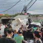 Kondisi truk tronton yang terjun bebas dari Tol Tangerang - Merak dan menimpa beberapa kendaraan yang berada di jalur arteri. (Istimewa)