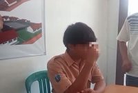 Korban kekerasan oleh pihak sekolah saat memberikan keterangan kepada awak media. (Istimewa)
