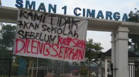 Spanduk pernyataan mogok sekolah terbentang di gerbang masuk sekolah. (Istimewa)