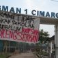 Spanduk pernyataan mogok sekolah terbentang di gerbang masuk sekolah. (Istimewa)