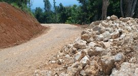 Material pembangunan jalan PLTMH di Cikamunding, Lebak diprotes warga. (Istimewa)