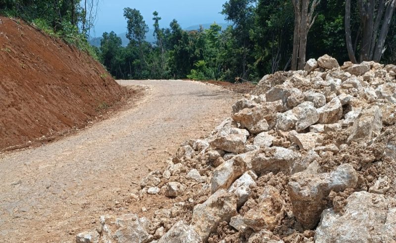 Material pembangunan jalan PLTMH di Cikamunding, Lebak diprotes warga. (Istimewa)