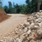 Material pembangunan jalan PLTMH di Cikamunding, Lebak diprotes warga. (Istimewa)