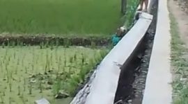 Kondisi proyek irigasi yang roboh. (FOTO Tangkap Layar video)