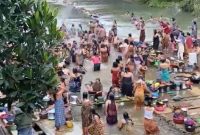 Emak-emak di Citorek kidul saat melakukan tradisi Neres. (Istimewa)