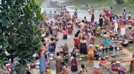 Emak-emak di Citorek kidul saat melakukan tradisi Neres. (Istimewa)