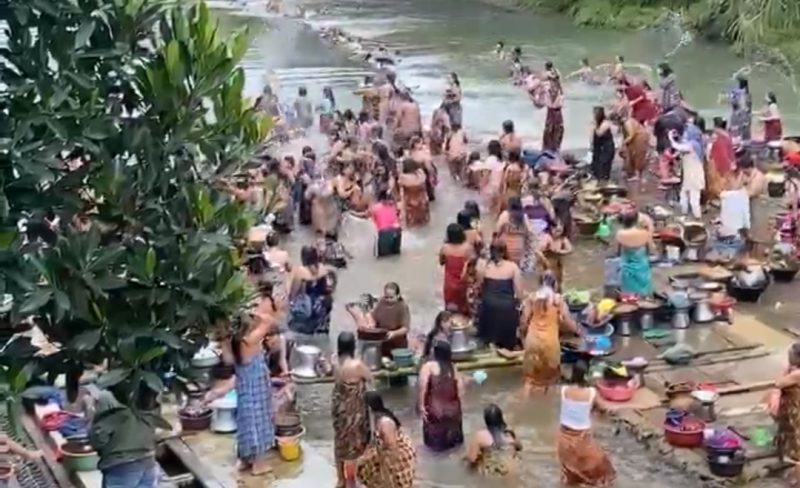 Emak-emak di Citorek kidul saat melakukan tradisi Neres. (Istimewa)