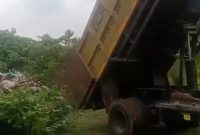 FOTO Tangkap Layar video truk Sampah Pemkab Serang saat buang sampah di Kabupaten Lebak.