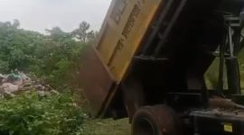FOTO Tangkap Layar video truk Sampah Pemkab Serang saat buang sampah di Kabupaten Lebak. 